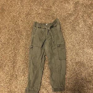 Girl’s Abercrombie hunter green cargo pants. Size 5/6.
